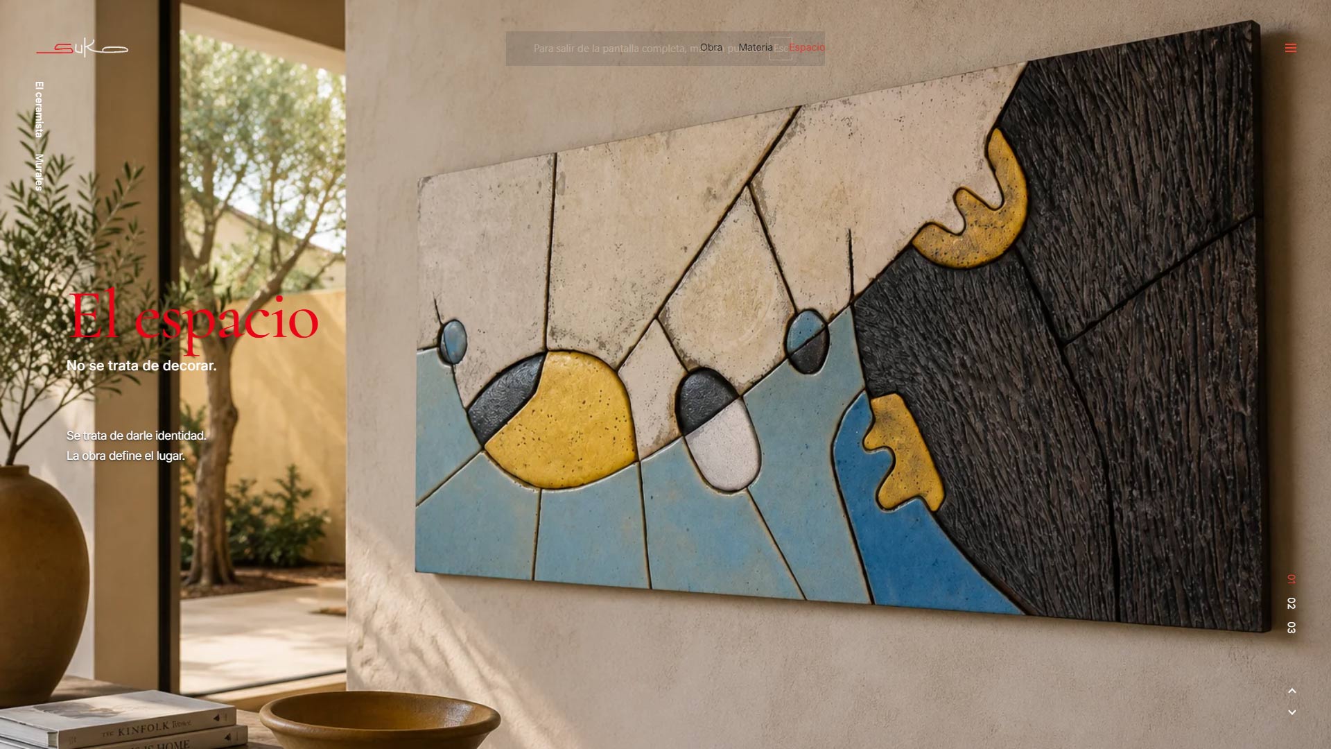 Mural cerámico Suko integrado en arquitectura contemporánea